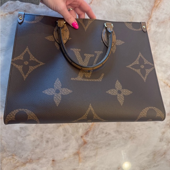 Louis Vuitton On the Go MM Tote Bag - Picture 1 of 14